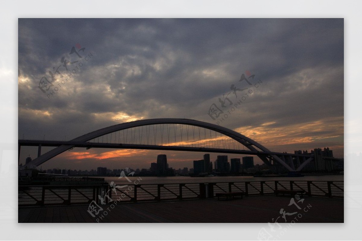上海黄浦江上的卢浦大桥图片