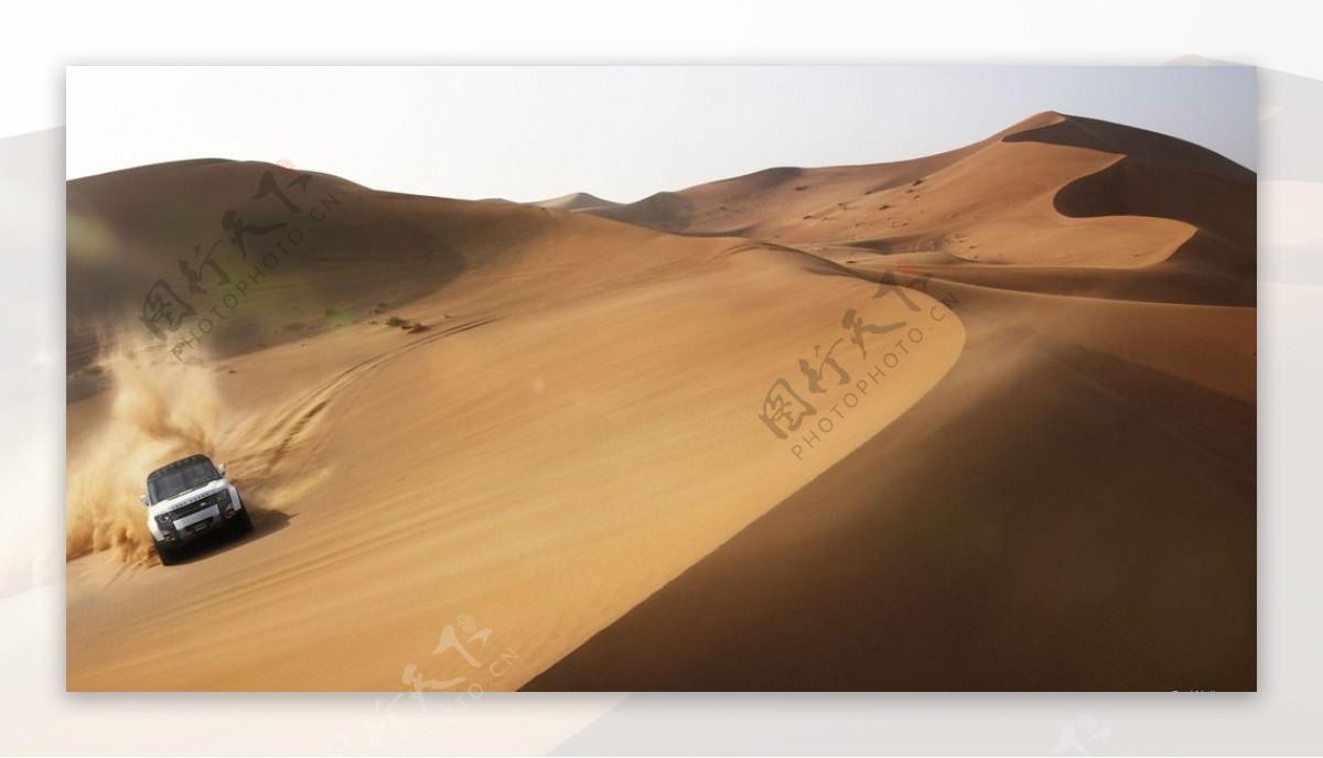 沙漠中的路虎图片