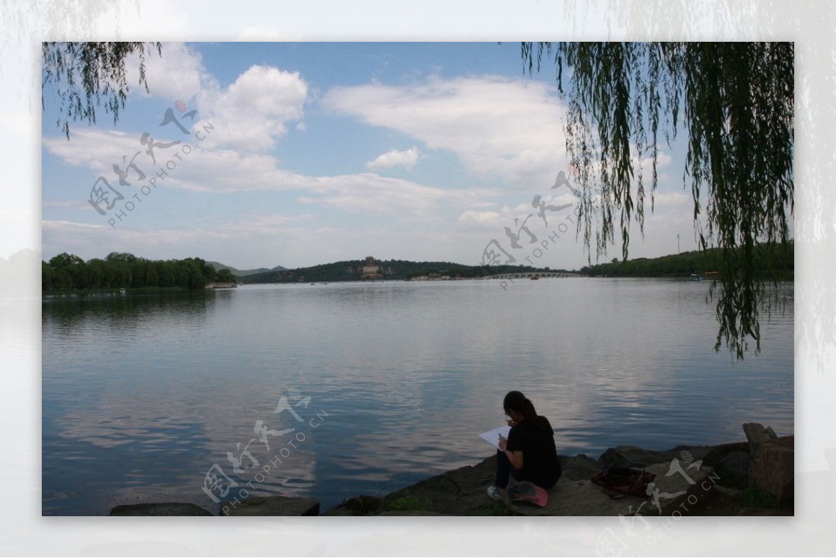 颐和园昆明湖写生的少女图片
