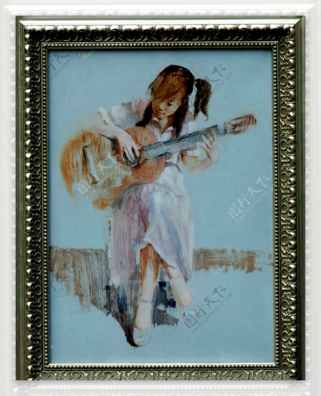弹吉它的女孩图片