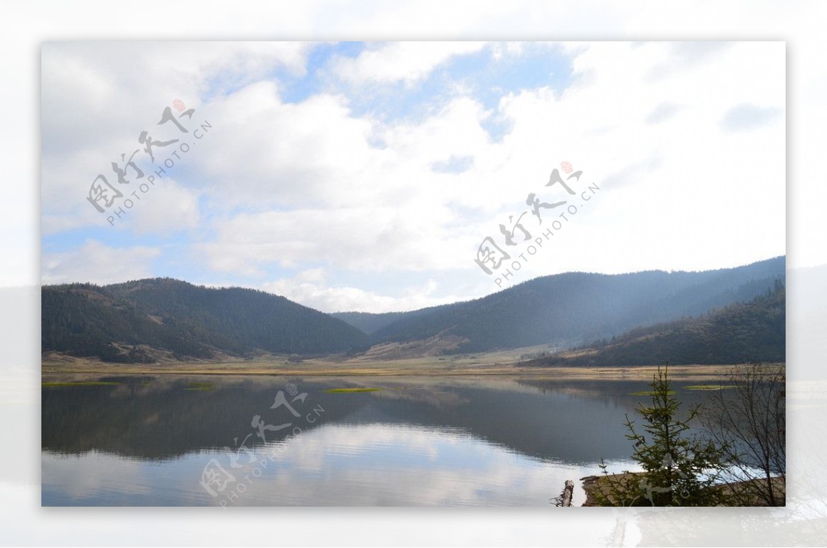 普达措国家公园湖面图片