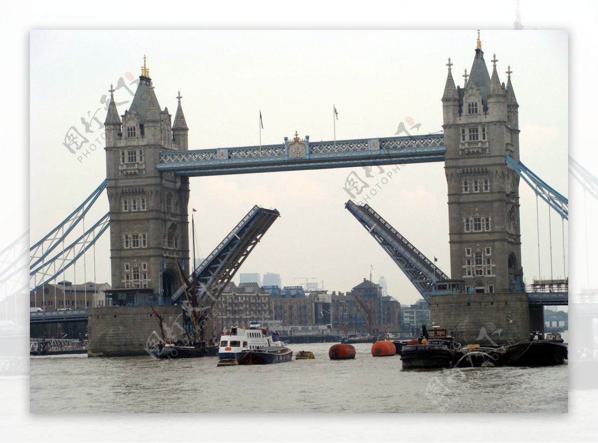 客船通过伦敦大桥非高清图片