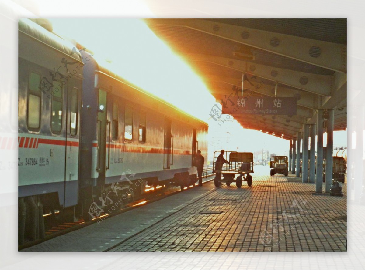 锦州火车站的黄昏金霞图片