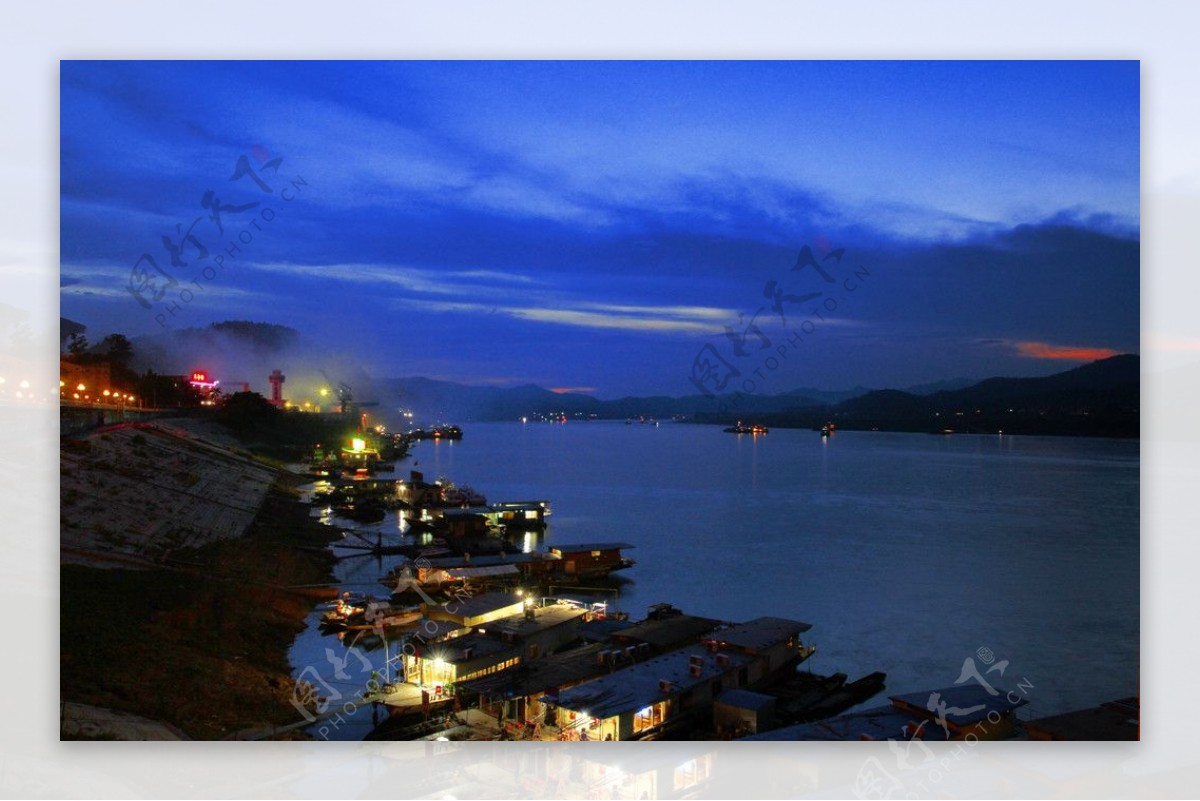 江边渔火夜景图片