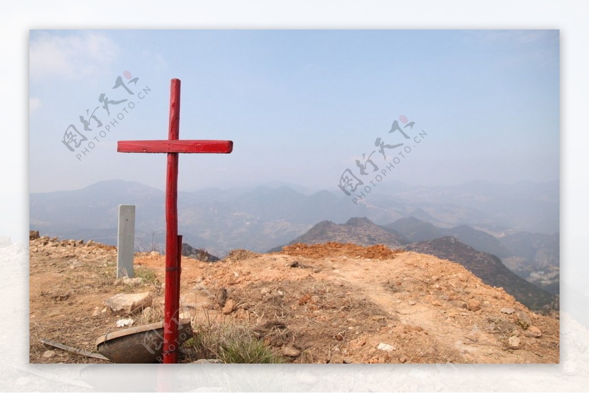 山顶上的十字架图片