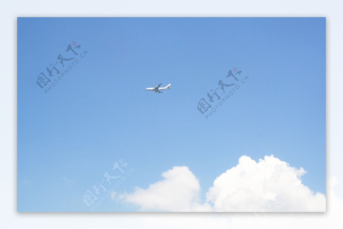 蓝天白云飞机起飞图片