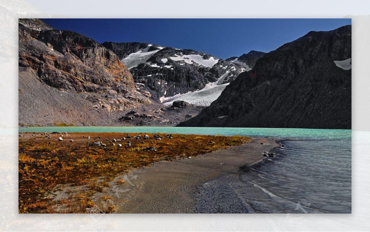 雪山湖泊美景图片