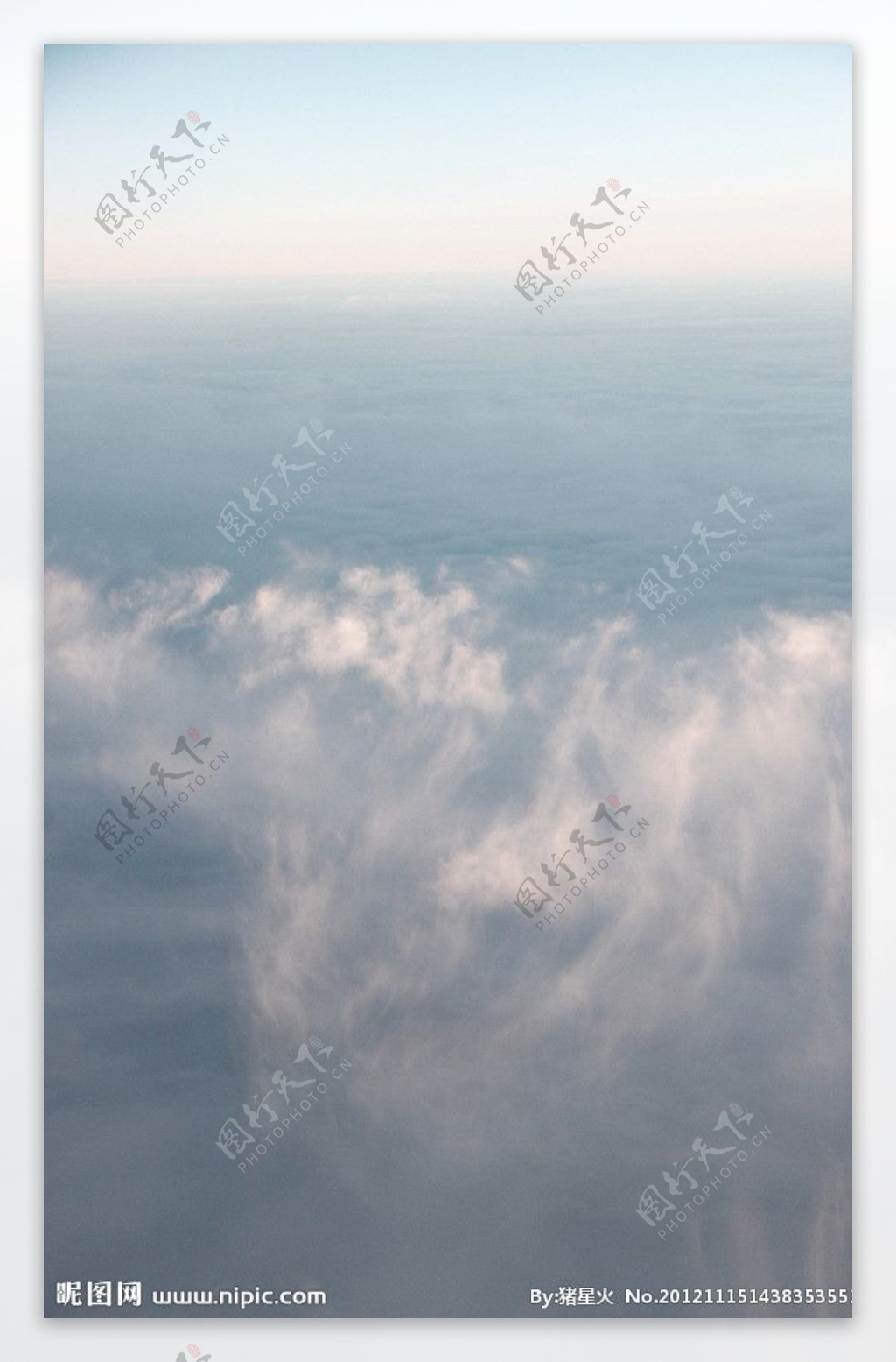 云层上的天空图片