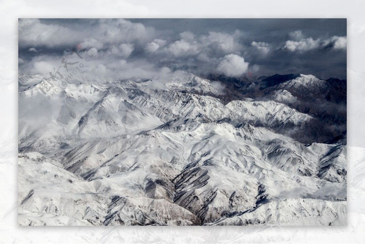 航拍雪山图片