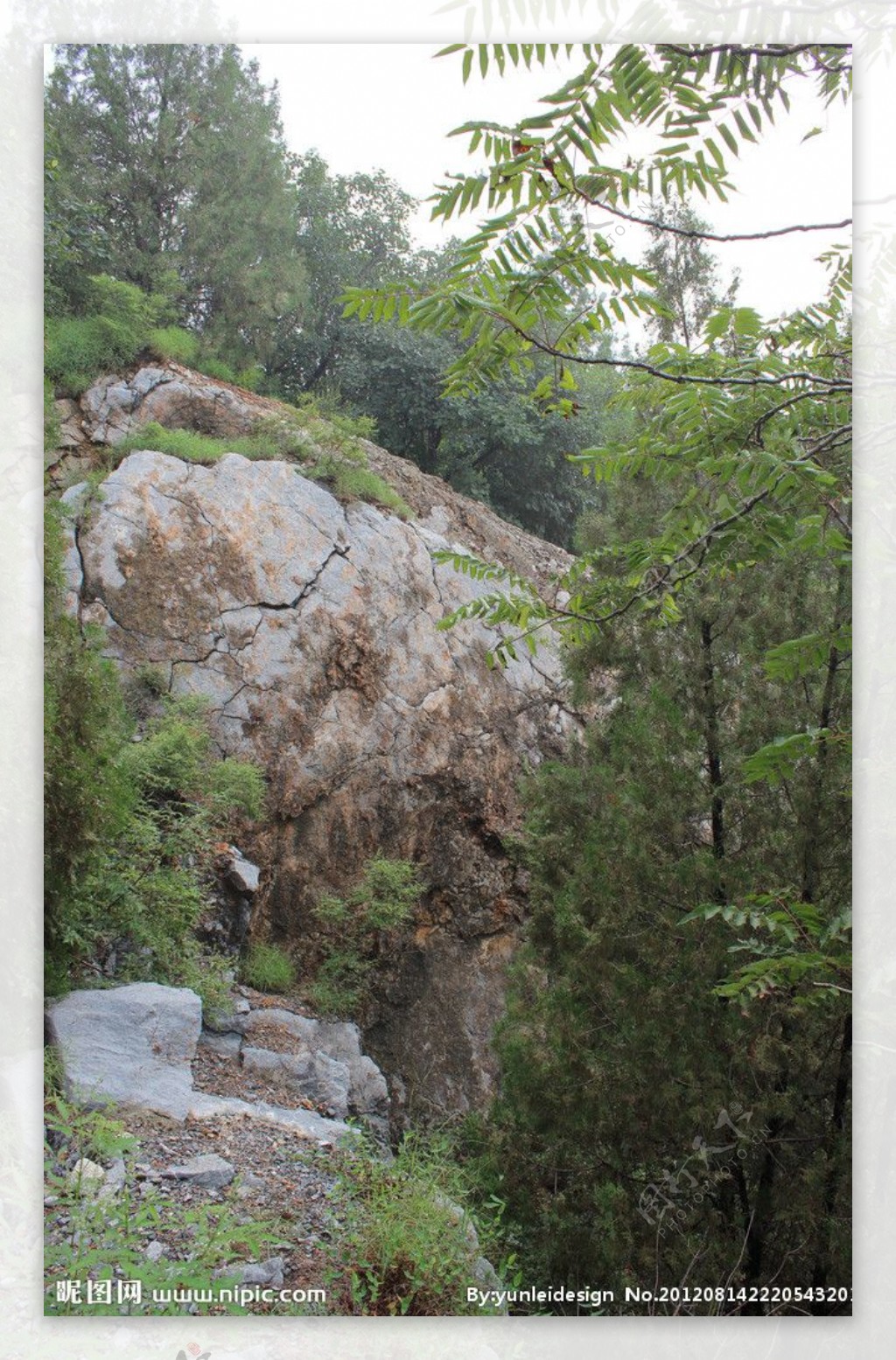 山中岩石图片