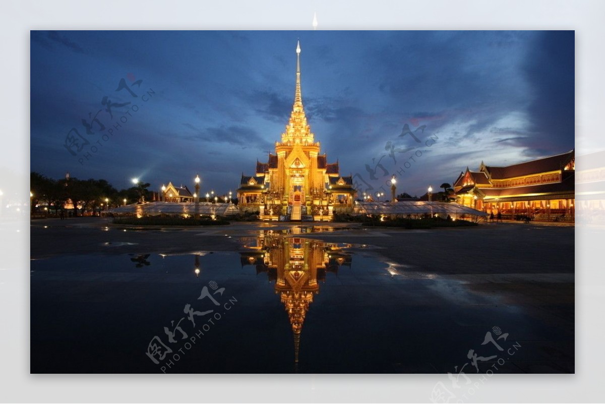 泰国皇家宫殿庙宇金碧辉煌倒影神庙图片