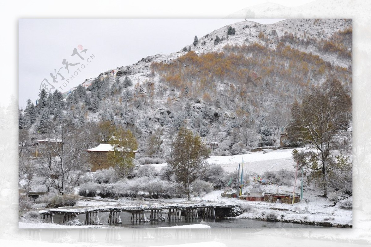 雪中的小山头图片