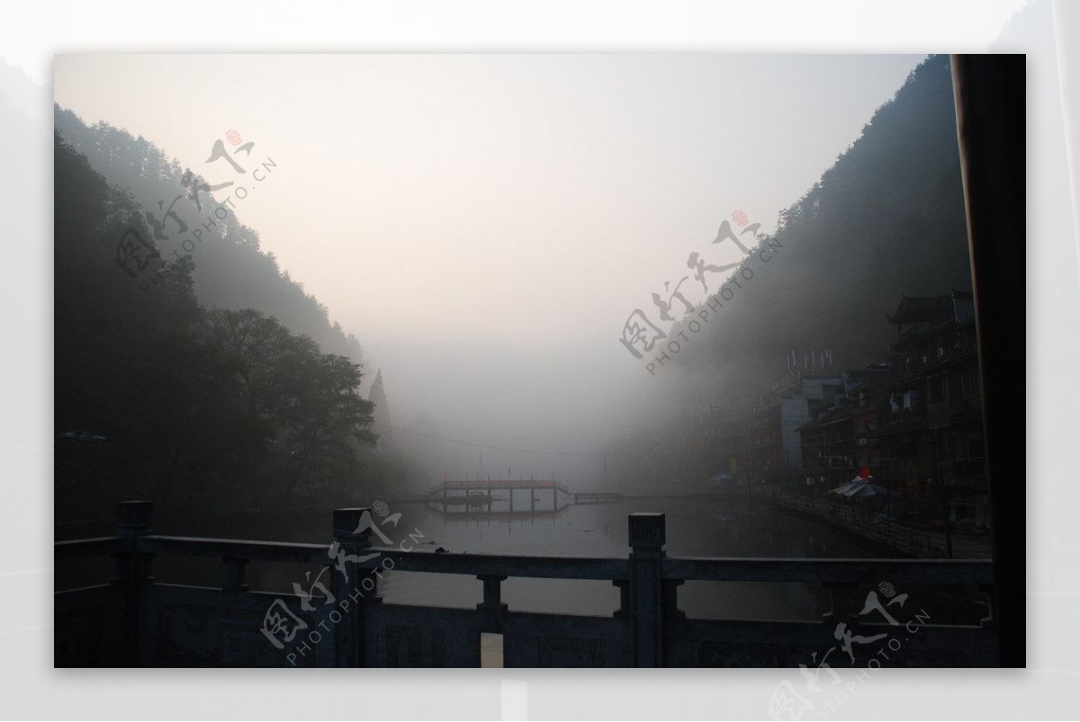 雾中凤凰古城图片