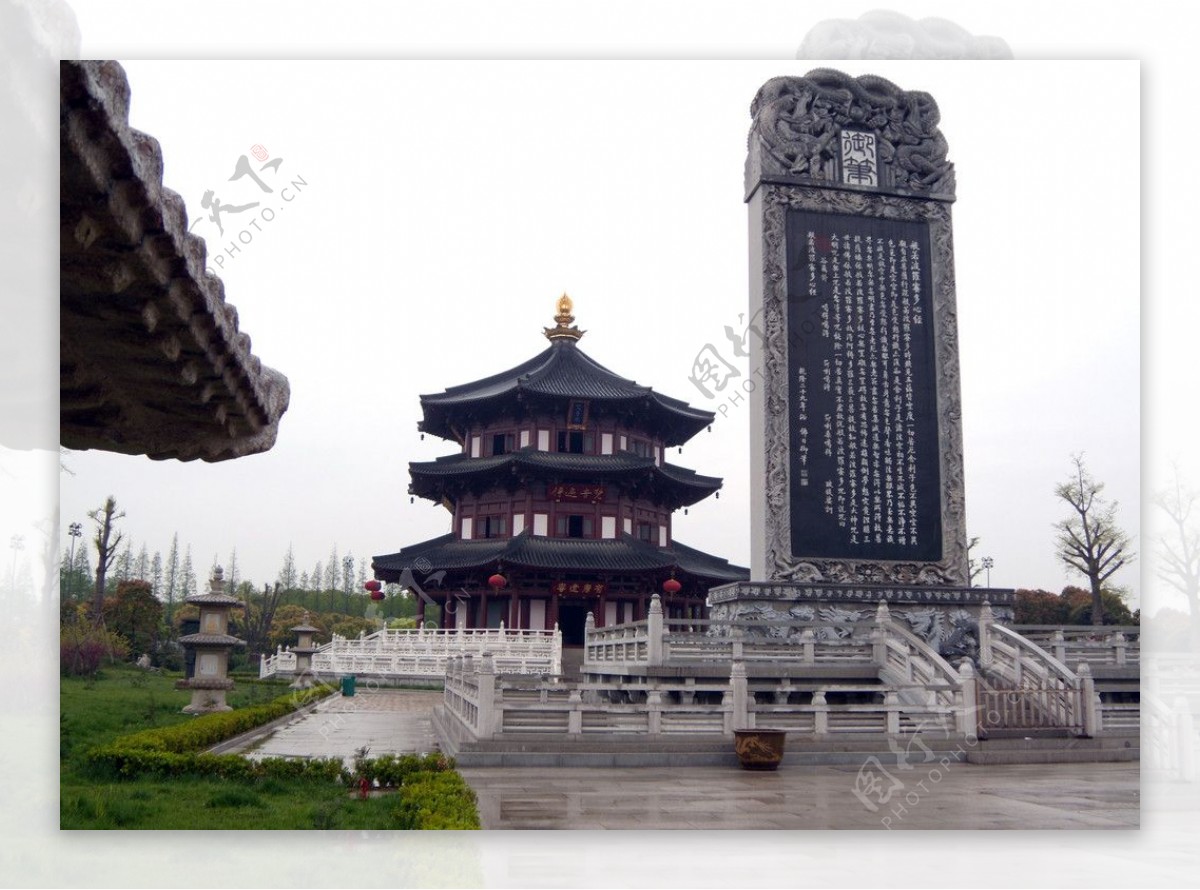 雨雾寒山寺分外娇艳图片