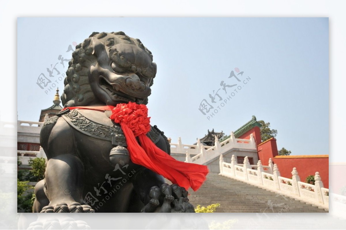 北京八大处某寺庙前石狮图片
