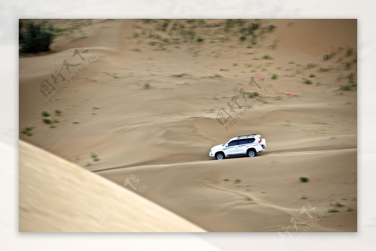 沙漠里奔驰的帕拉丁汽车图片