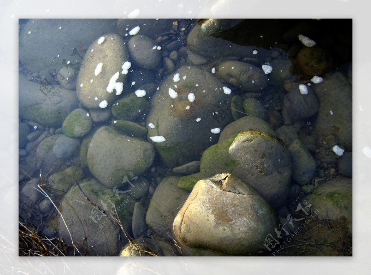 水中卵石图片