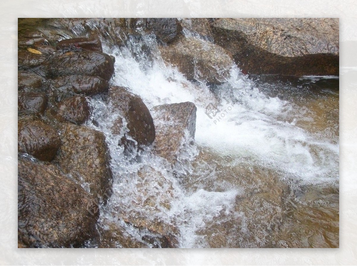小溪瀑布图片