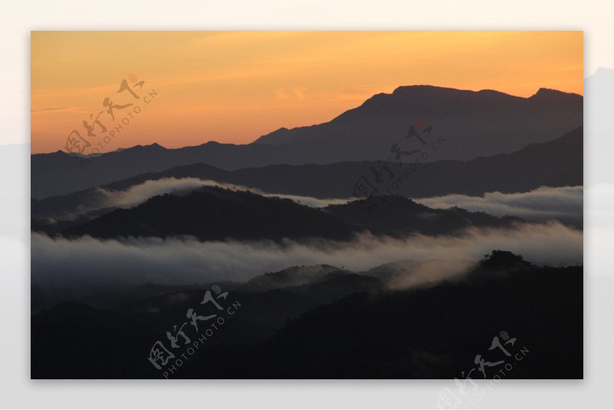 清晨雾山图片