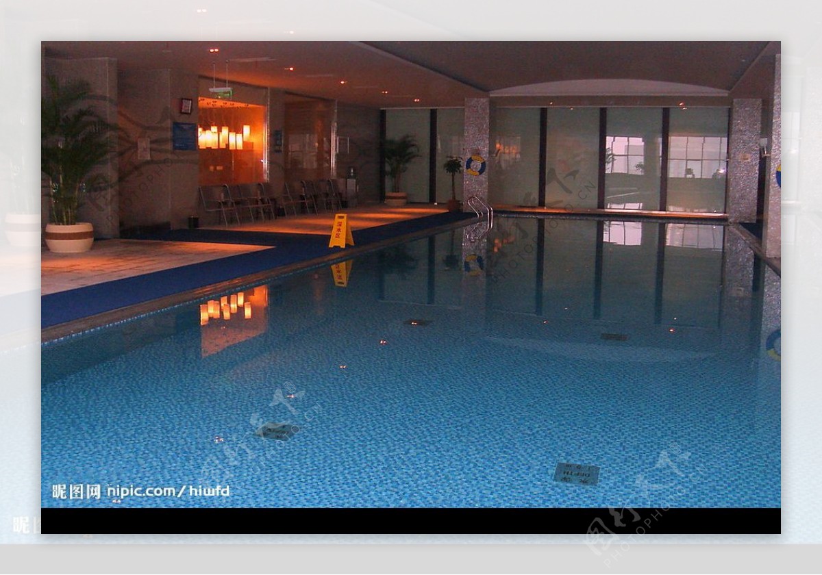安谧的游泳池图片