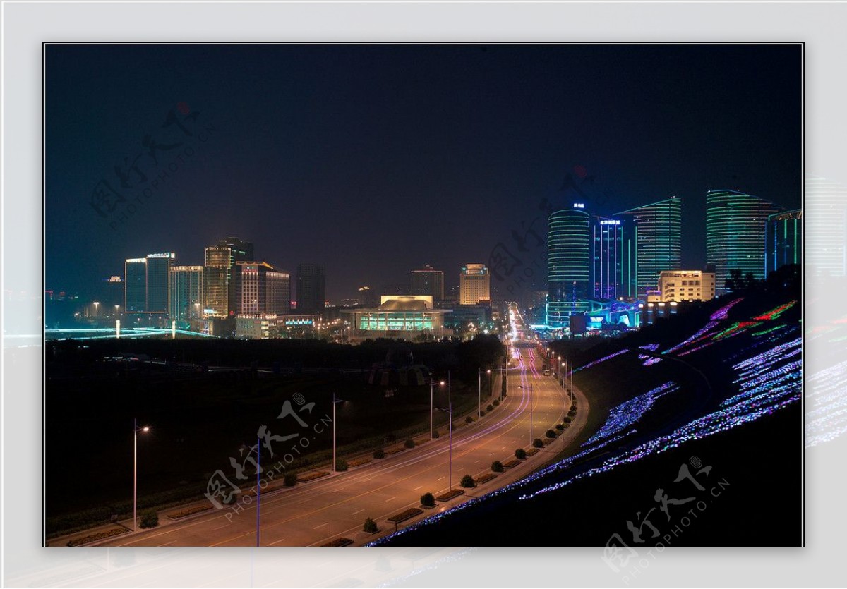夜晚的中国东盟会展中心旁图片