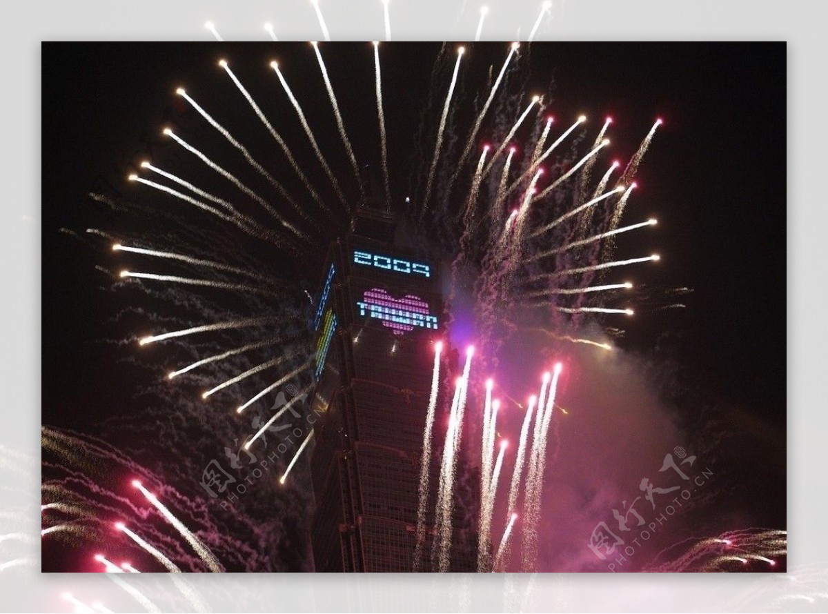 焰火中的台北101大厦图片
