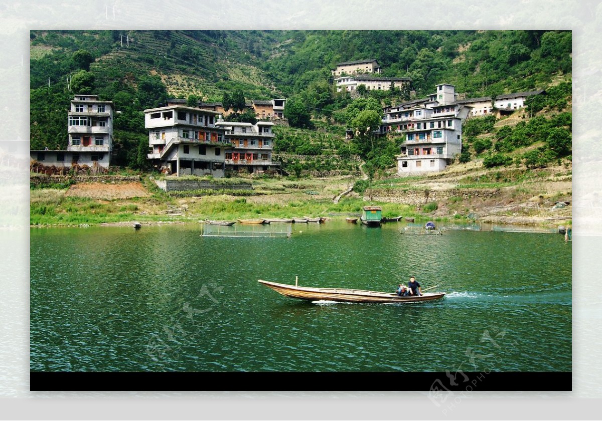 水乡湖畔人家依山傍水图片