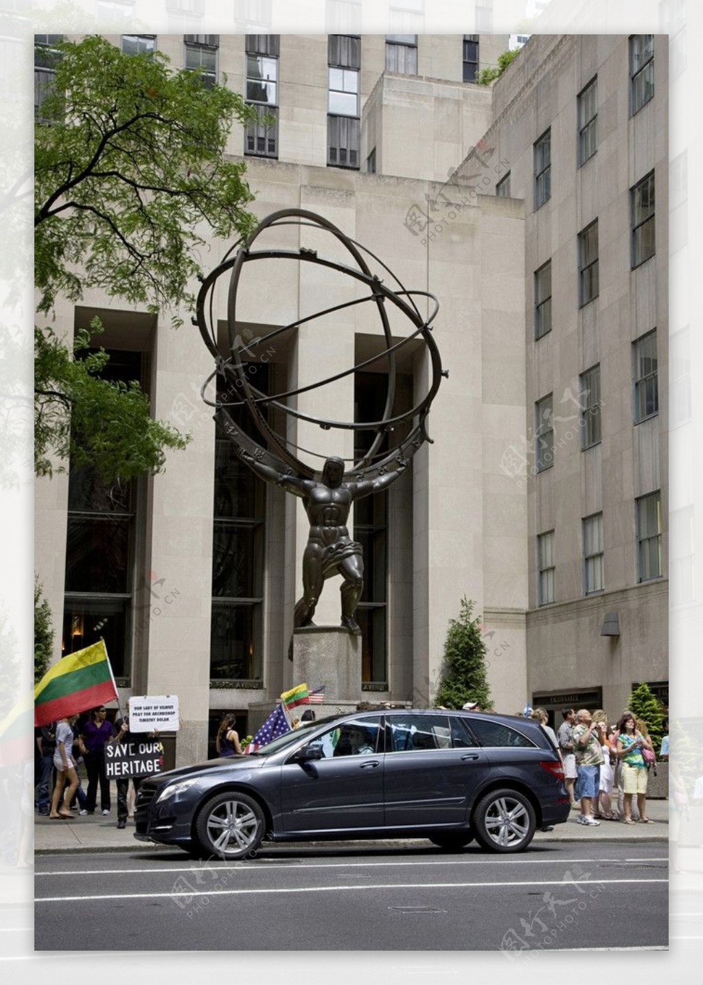 雕塑和奔驰商务车图片