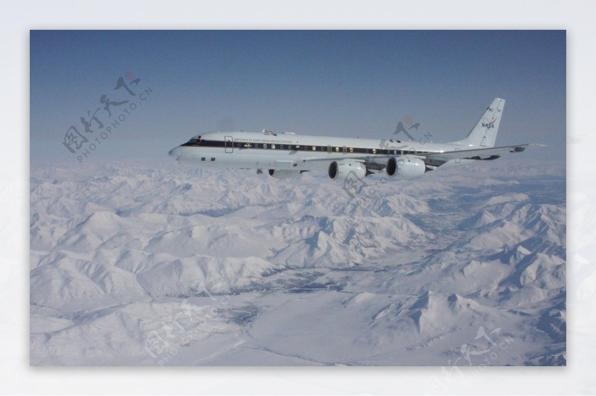 飞机在雪山上飞行图片