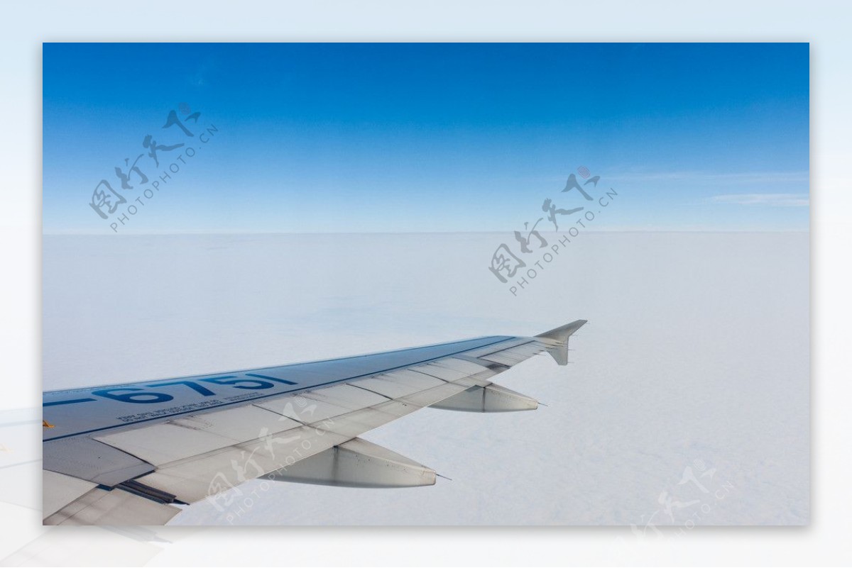 飞机翱翔在万米高空图片