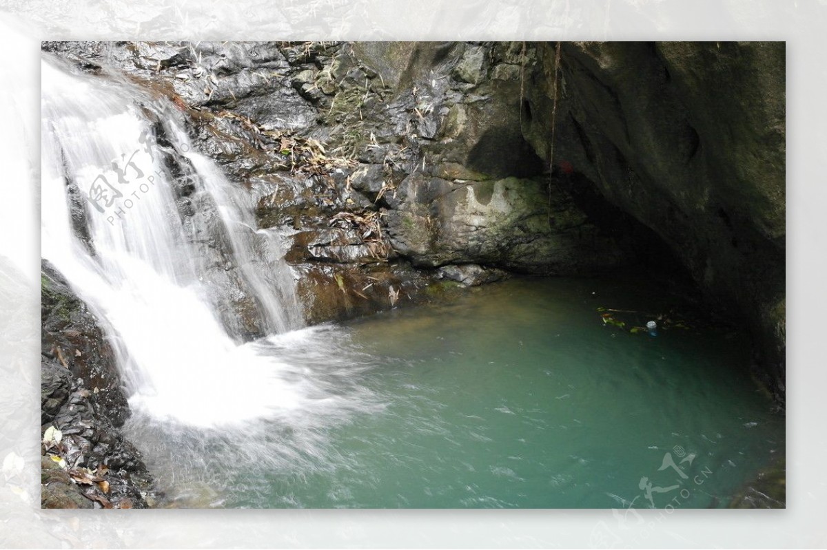 黑山谷溪流和水潭图片