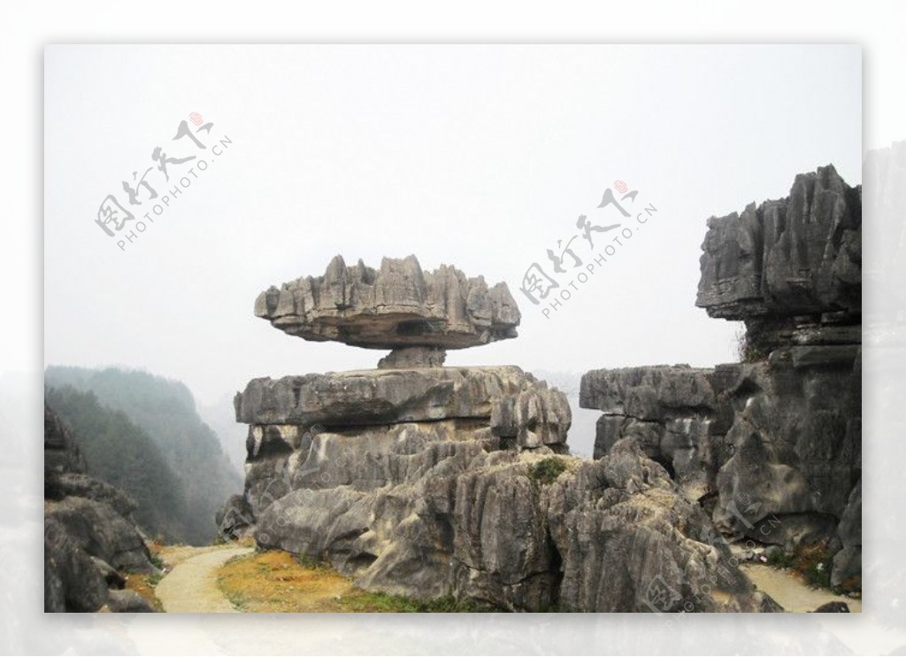 石磨岩远景图片