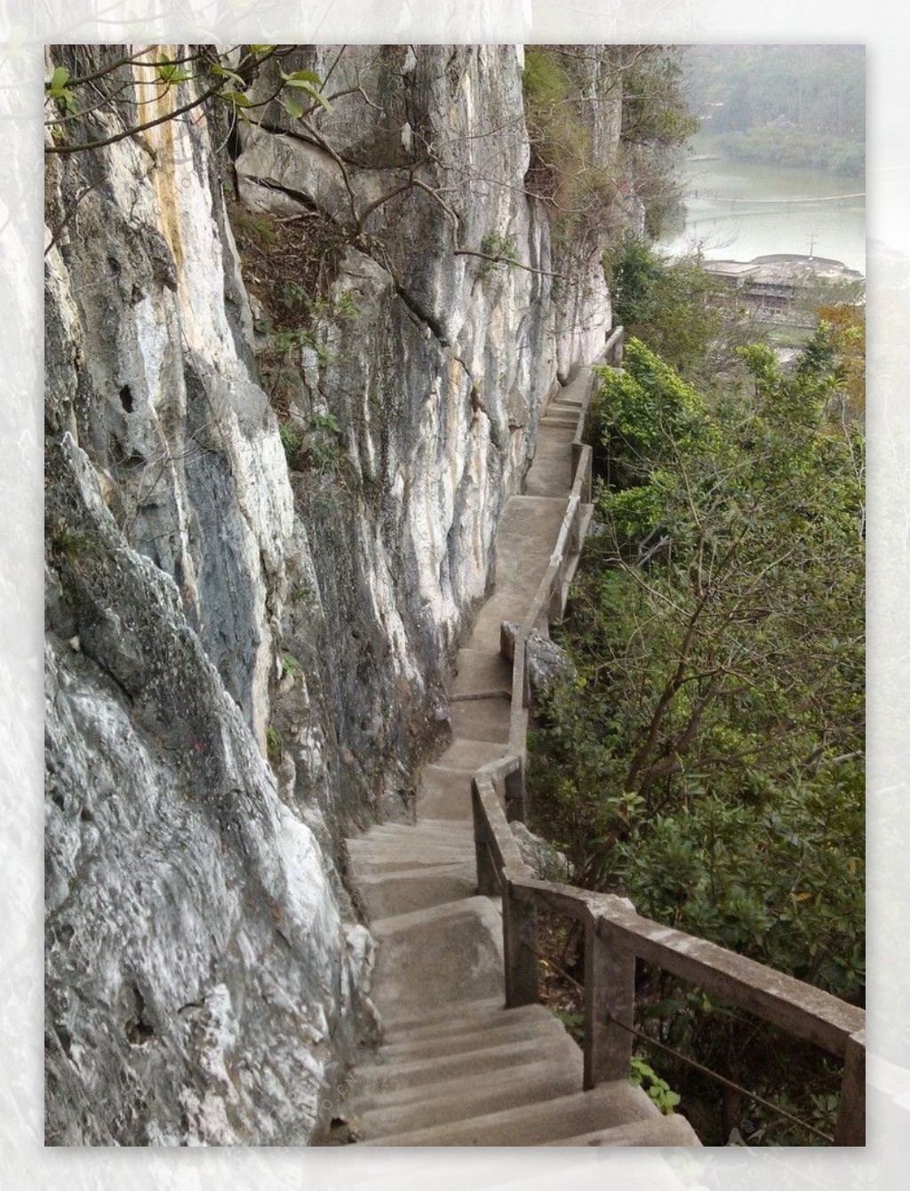 七星岩崎岖山路图片