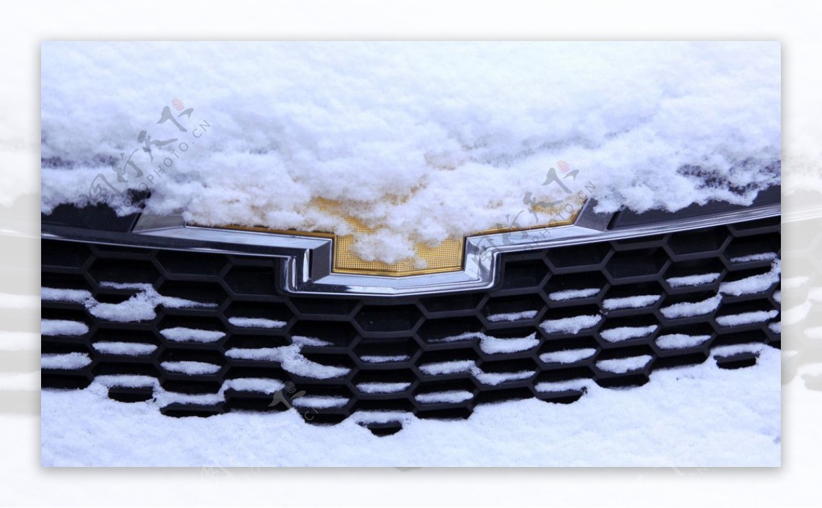 白雪覆盖的车标图片