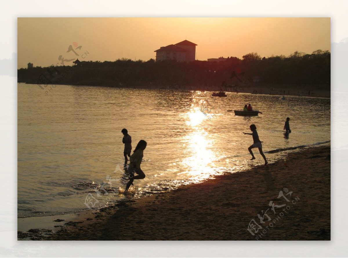 夕阳下的大海图片