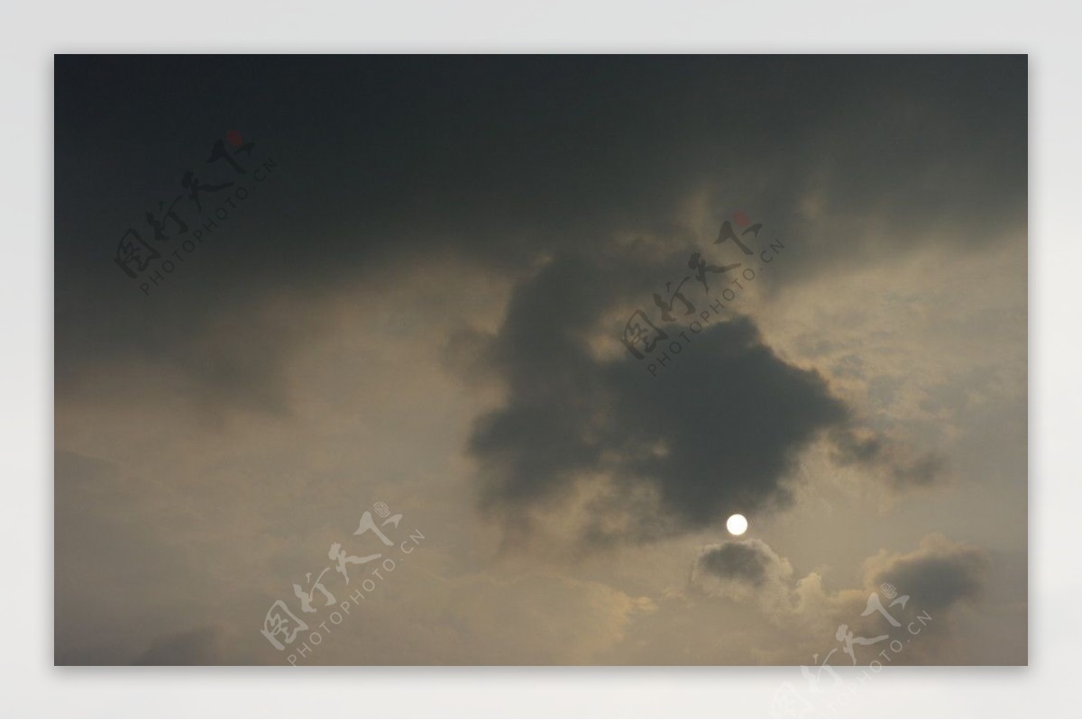 乌云下的落日图片