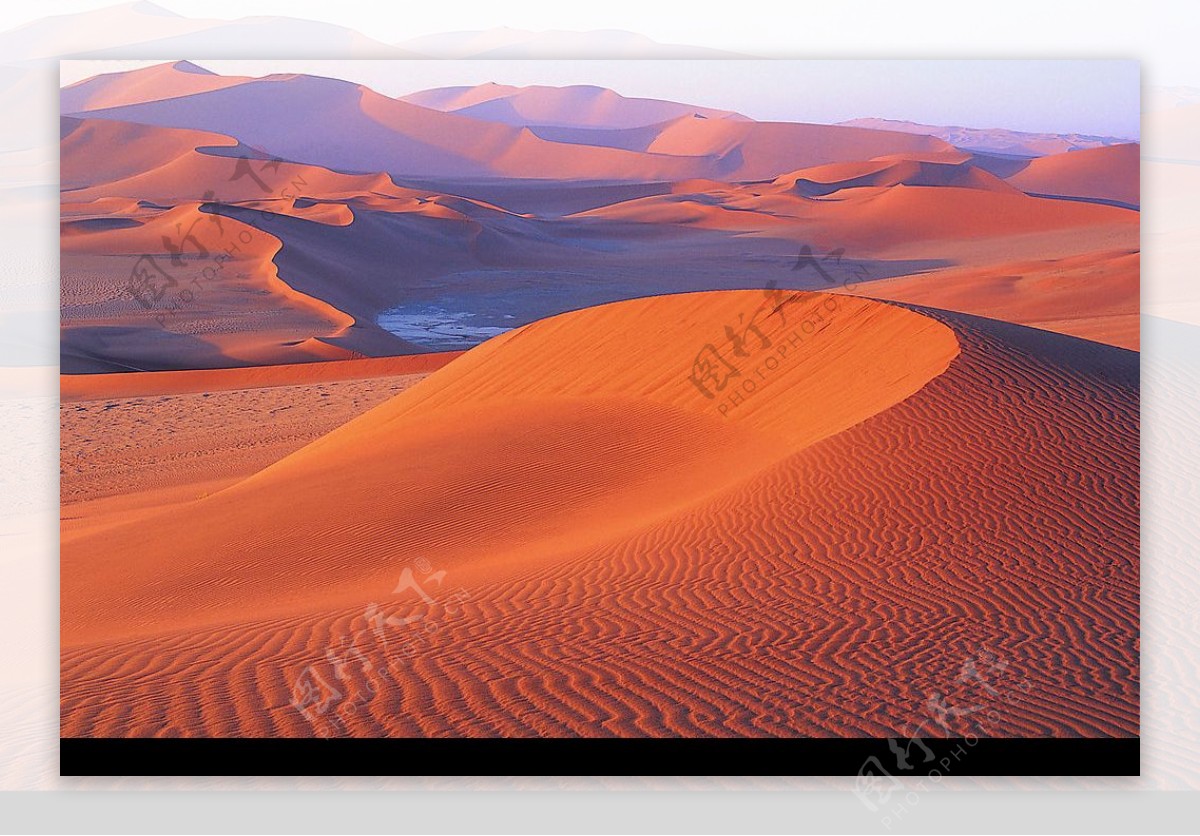 沙漠黄昏黄昏下的沙漠图片