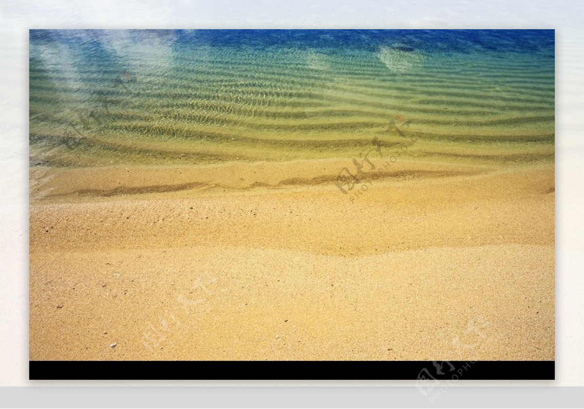 微波荡漾的湖水图片