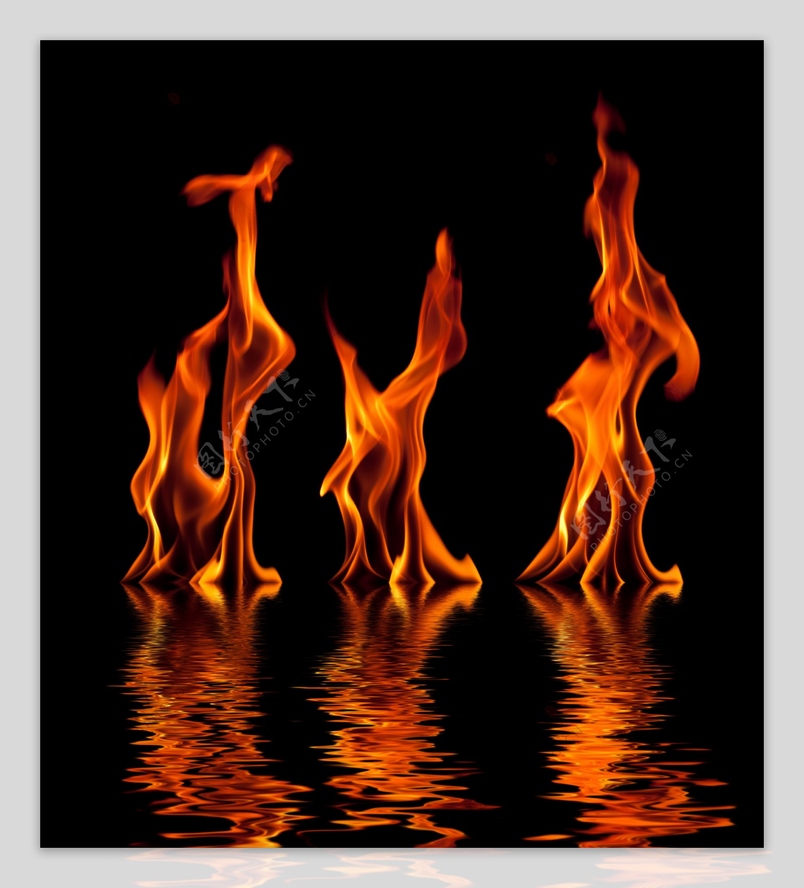 水面上燃烧的火焰图片