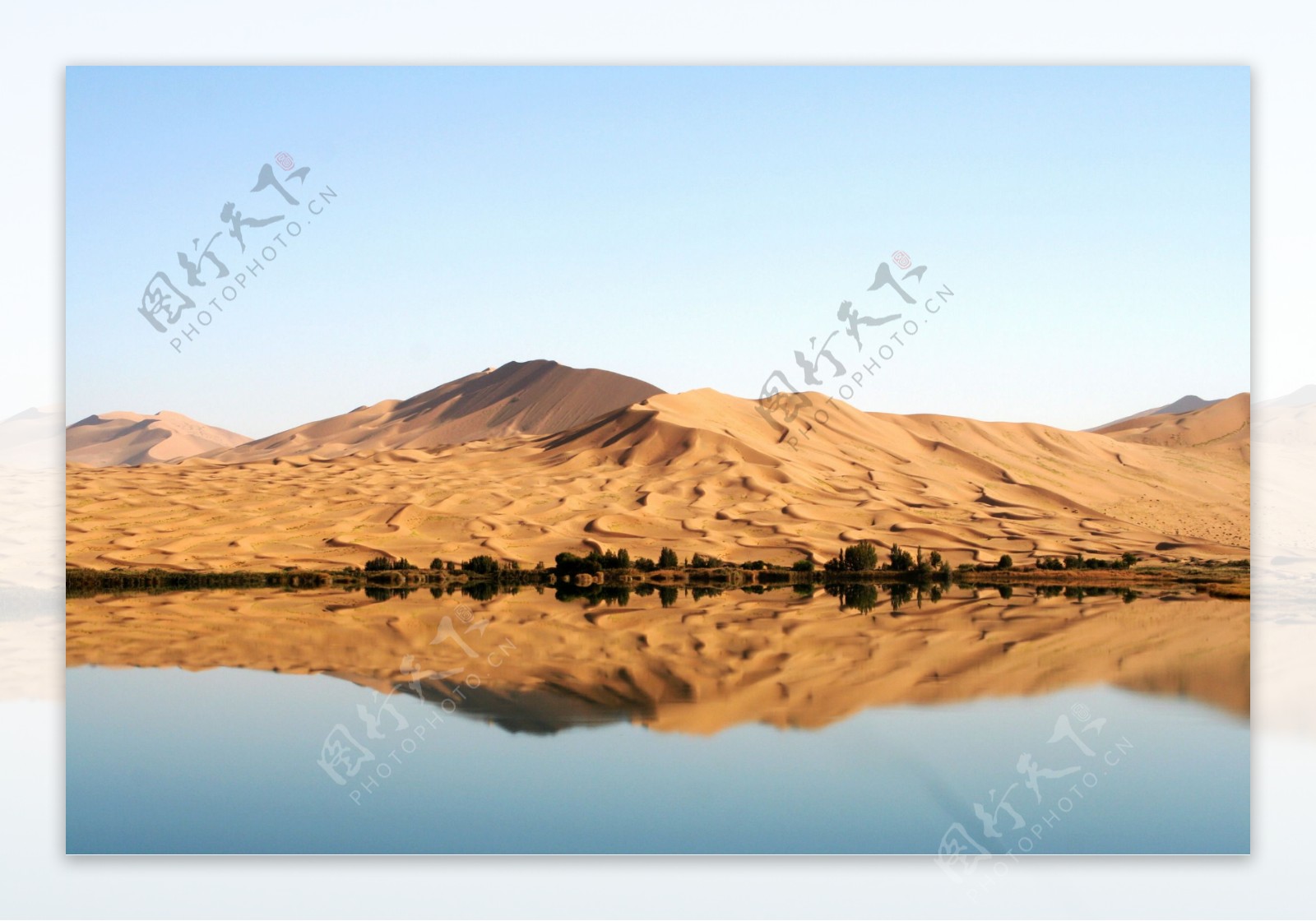 内蒙古巴丹吉林沙漠巴丹湖图片
