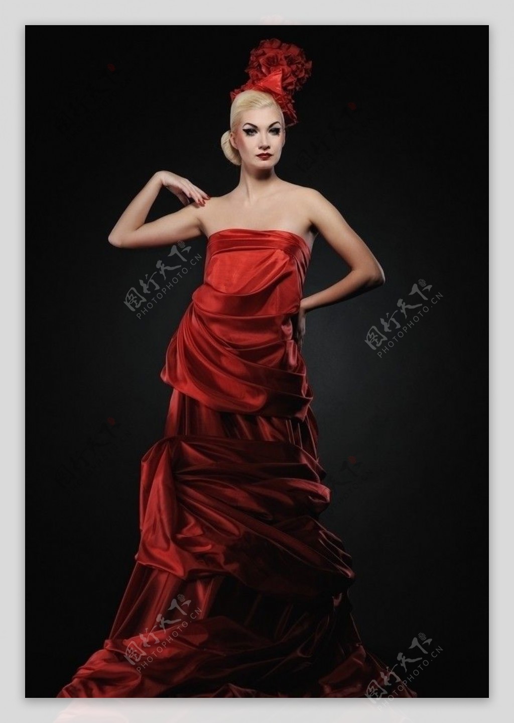 身穿红色丝绸礼服的女人图片
