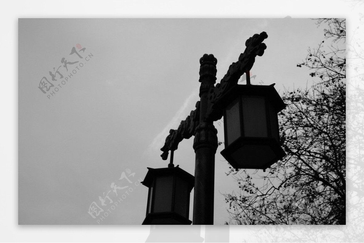 黑白照石柱上的灯笼图片