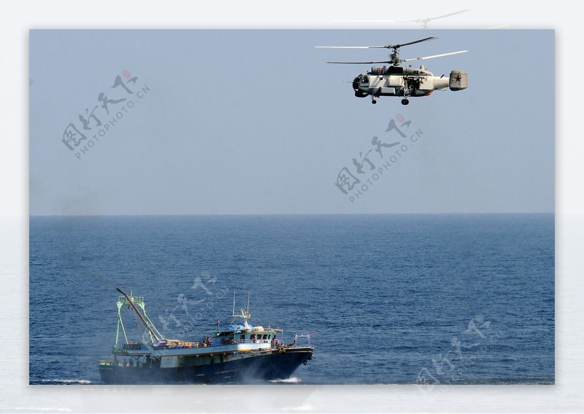 卡27直升机侦察可疑船图片