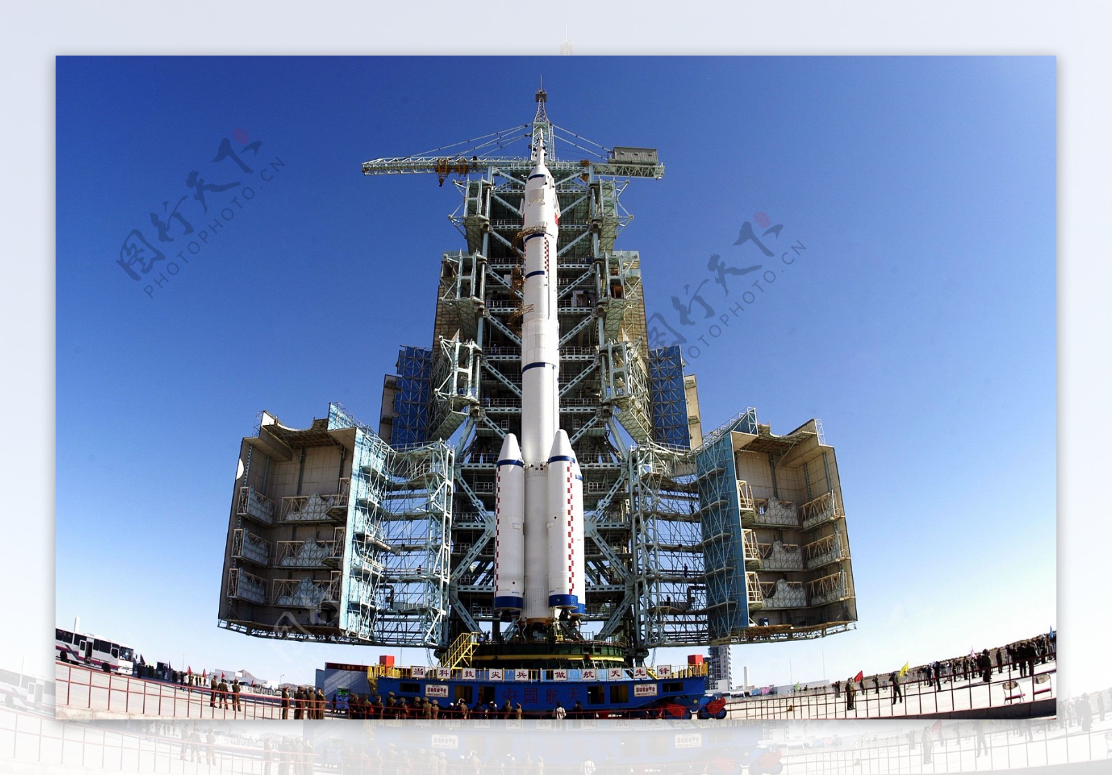 矗立在发射塔架上的展翅欲飞的长征火箭图片