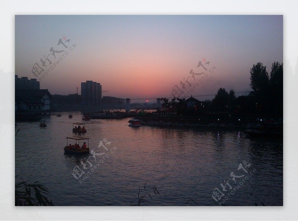 汉城湖夜景图片