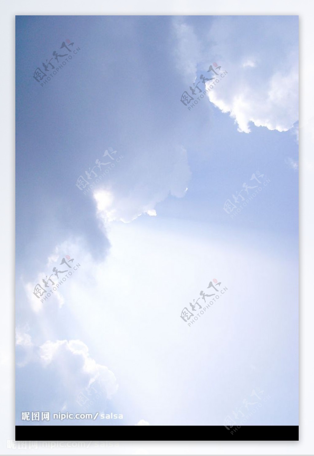 蓝天白云透过云层的光图片
