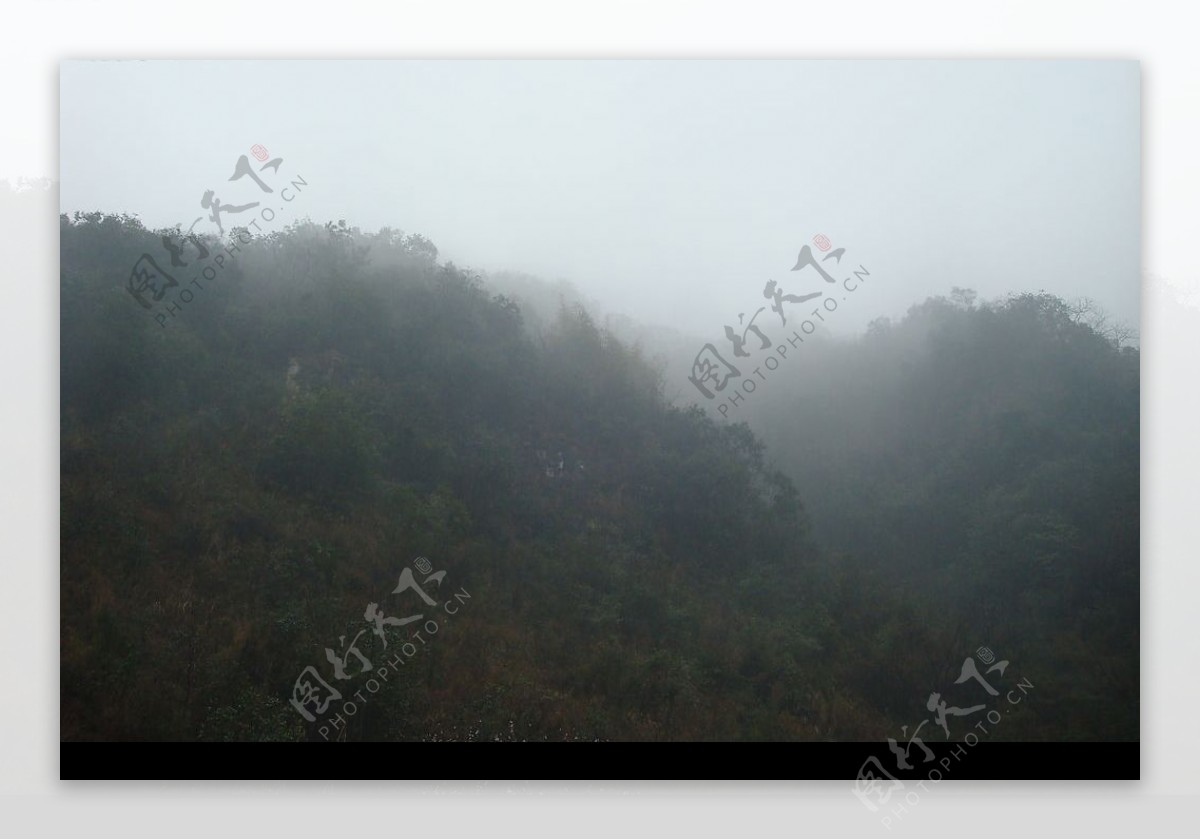 雨雾山景图片