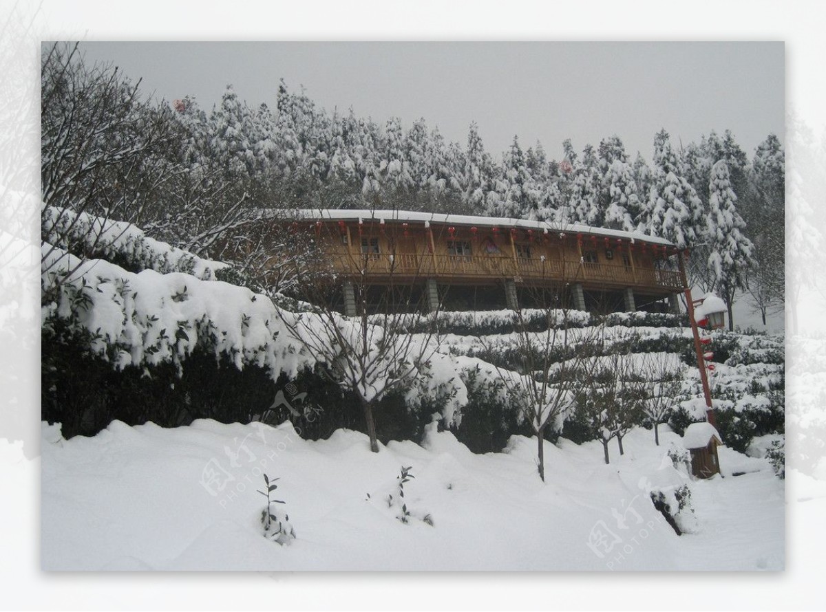 山村下的雪景图片