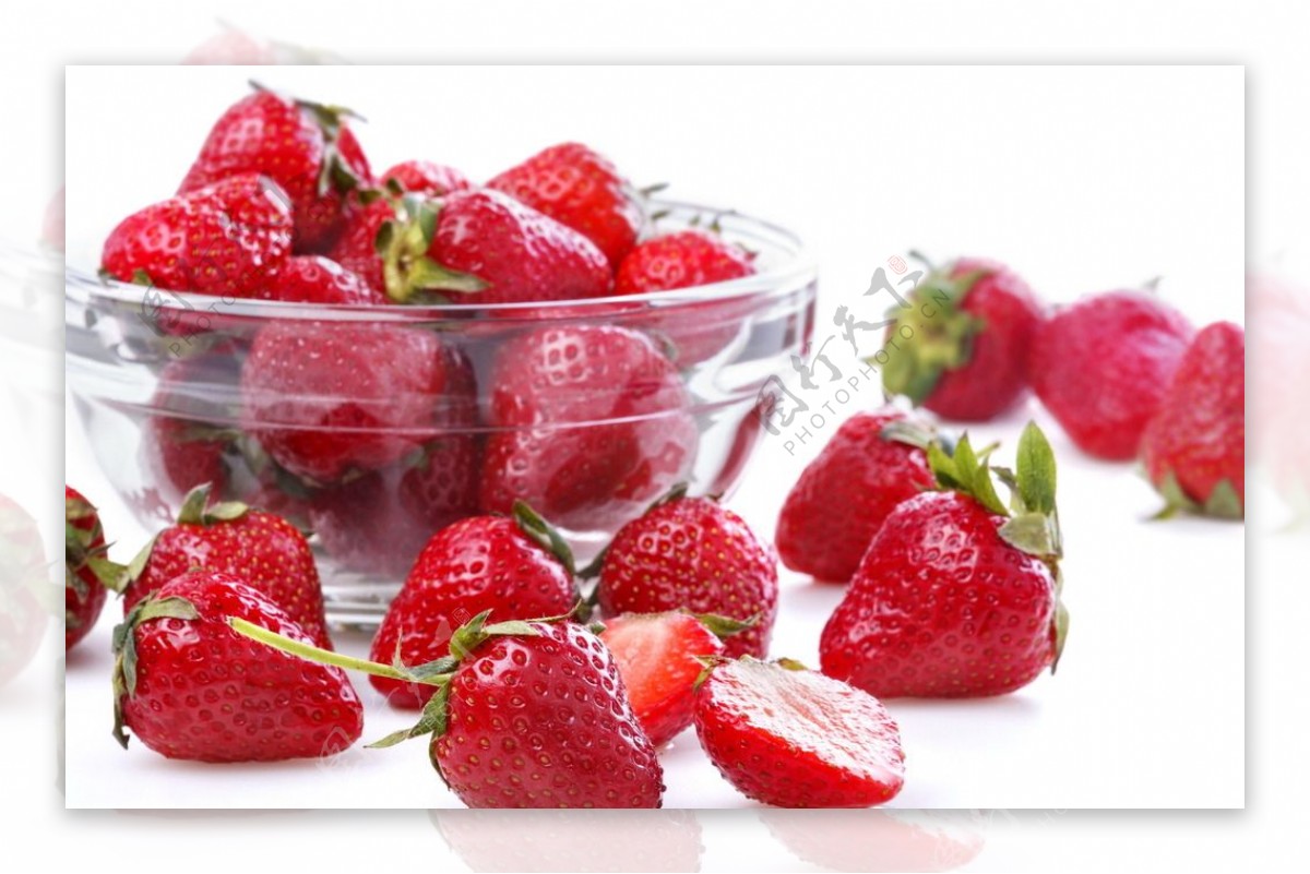 红色新鲜草莓图片
