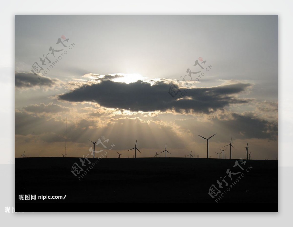夕阳下的风车图片